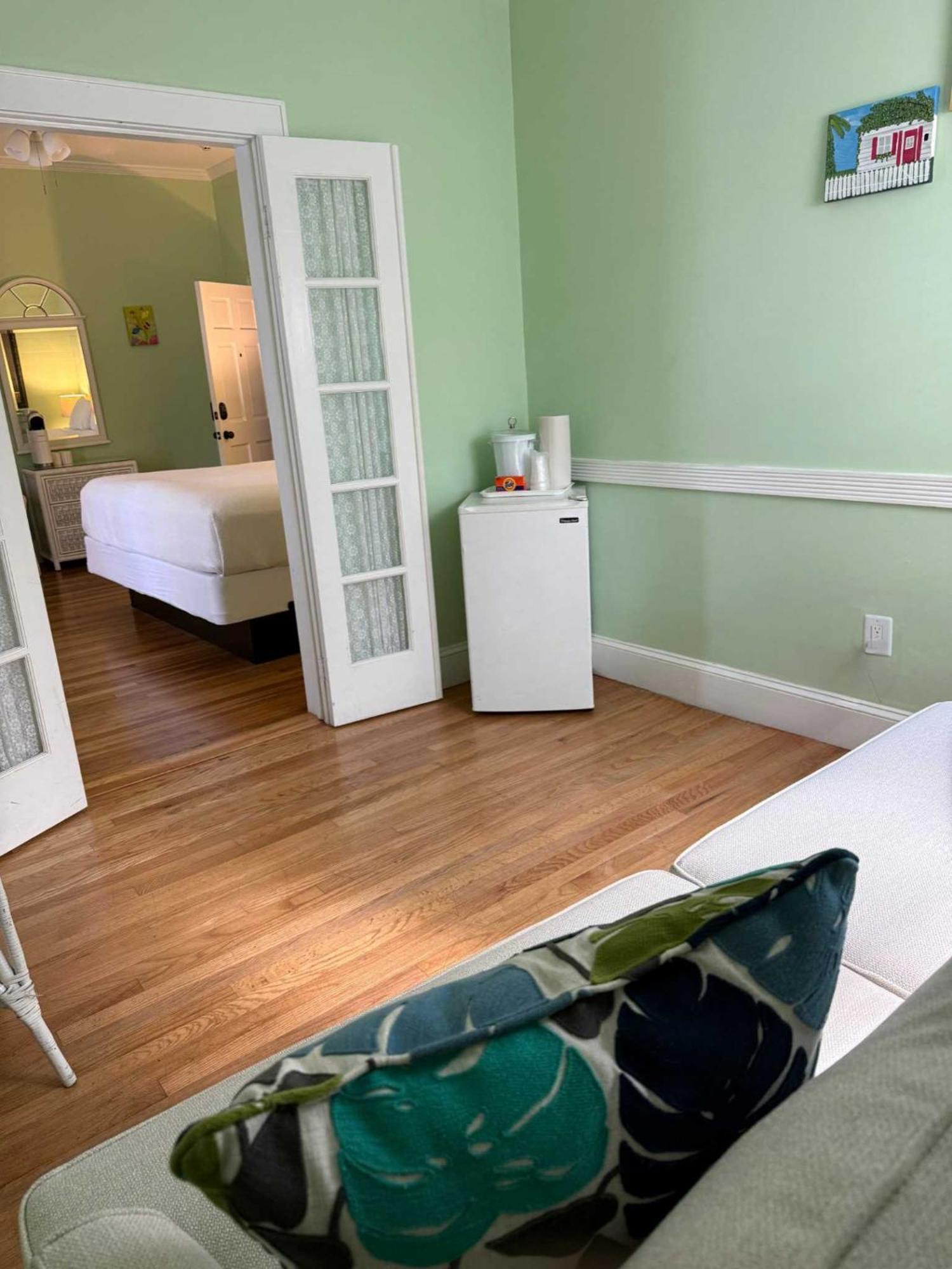 Deluxe King With Balcony - At James House With Parking! Cayo Hueso Exterior foto